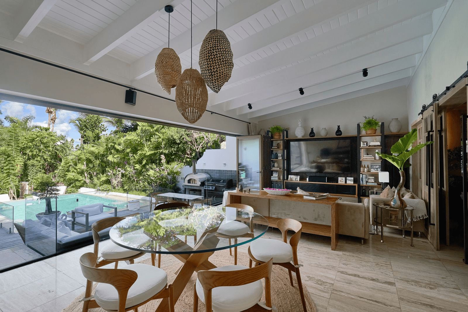 Villa con piscina privada y jardín